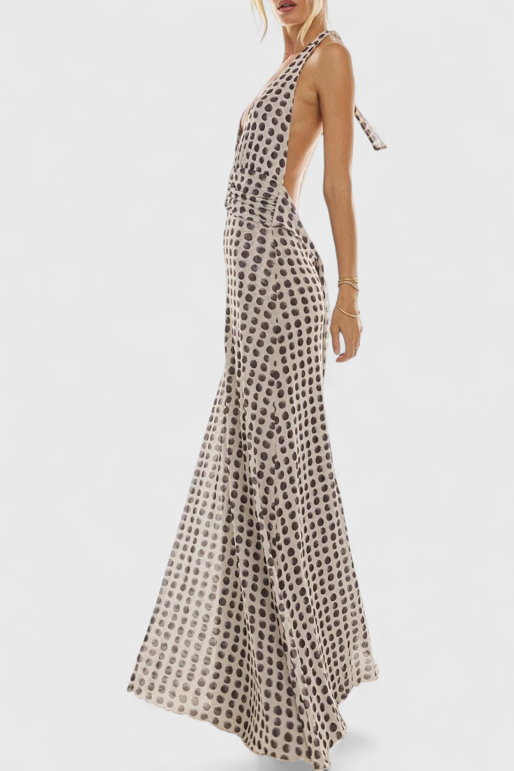 Elegante vestido maxi bohemio de lunares con cuello halter, ideal para fiesta o estilo casual de verano.