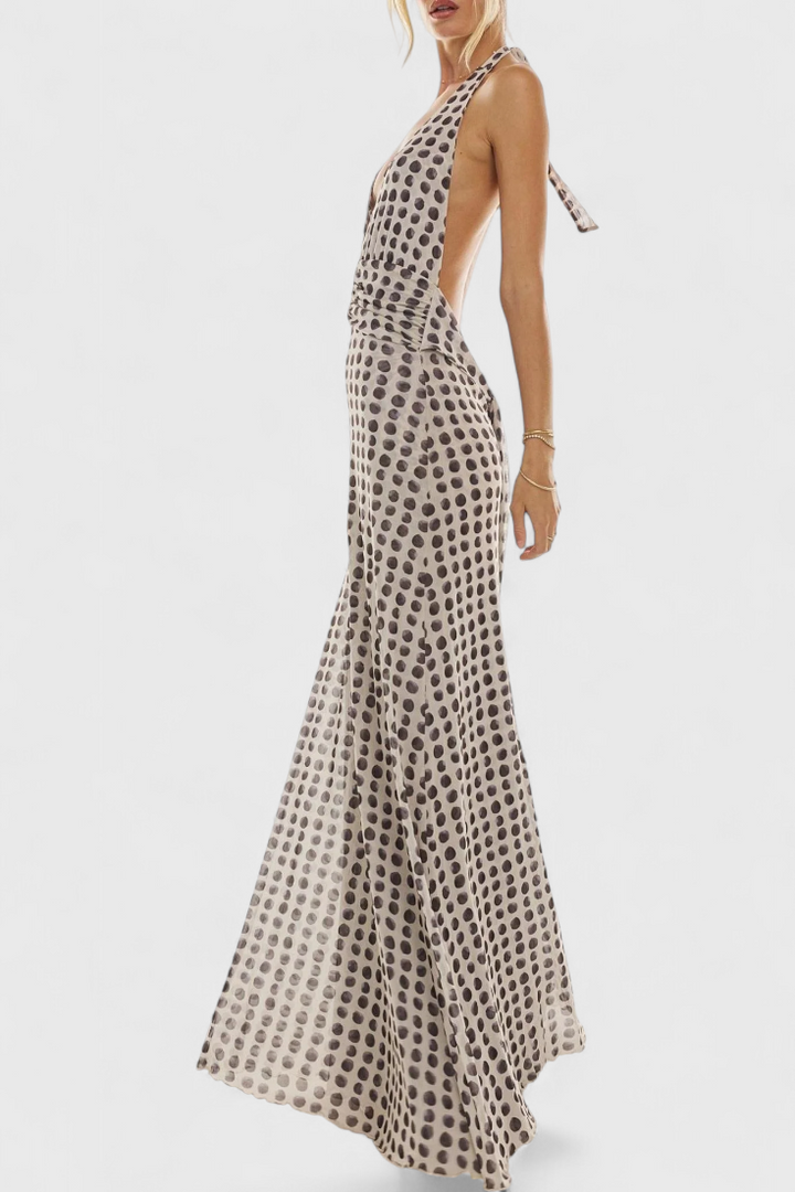 Elegante vestido maxi bohemio de lunares con cuello halter, ideal para fiesta o estilo casual de verano.