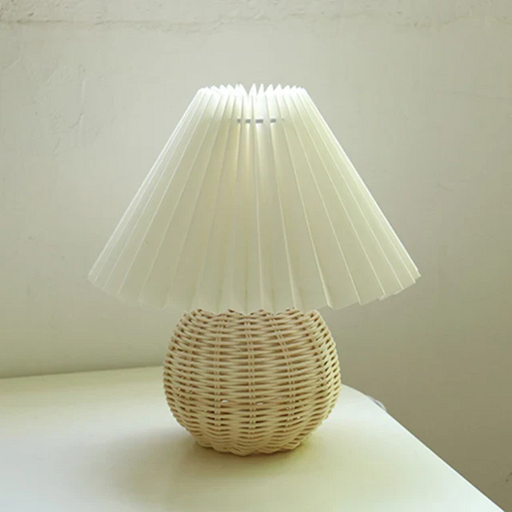 Luz cálida de lámpara de mesa vintage. Diseño retro para decoración hogar acogedora.