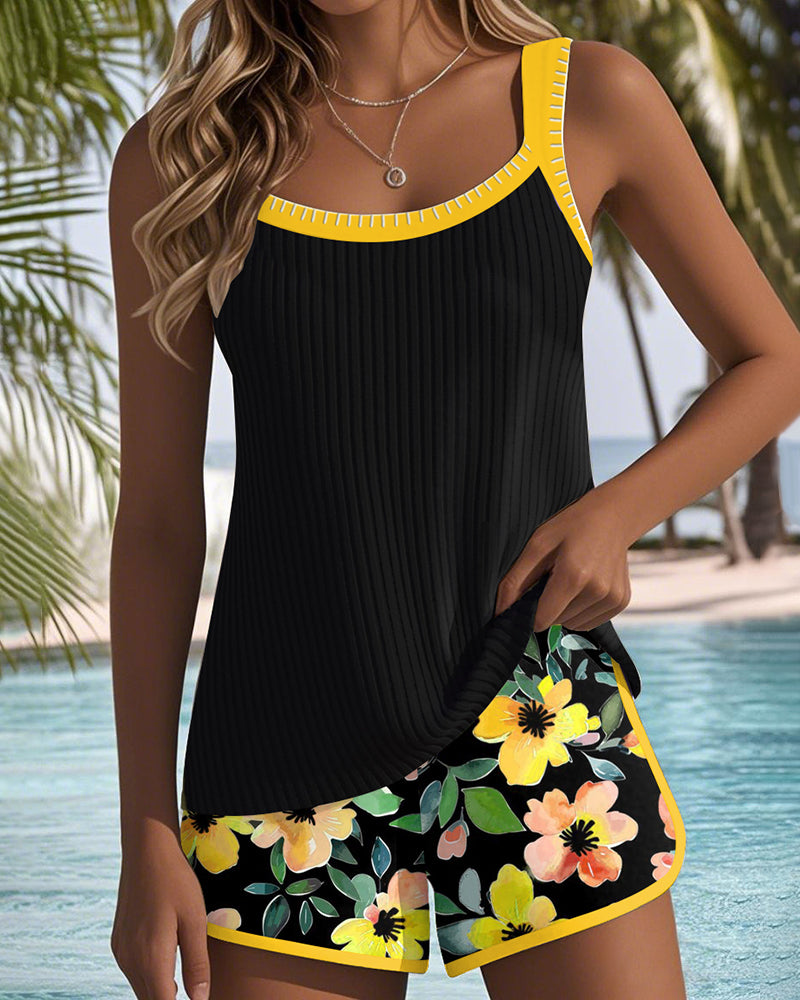 Conjunto de tankini de mujer con top acanalado y shorts florales. Perfecto para la piscina.
