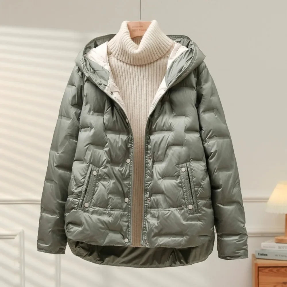 Chaqueta de invierno acolchada para mujer, diseño moderno con capucha para el frío y la moda.