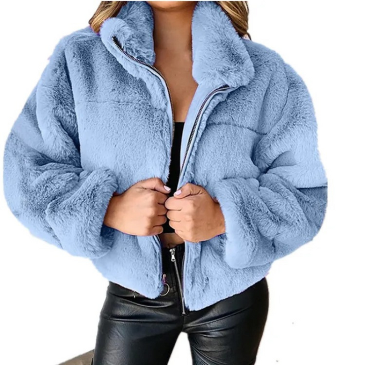 Abrigo corto de mujer estilo teddy, cálido y cómodo, perfecto para moda casual.