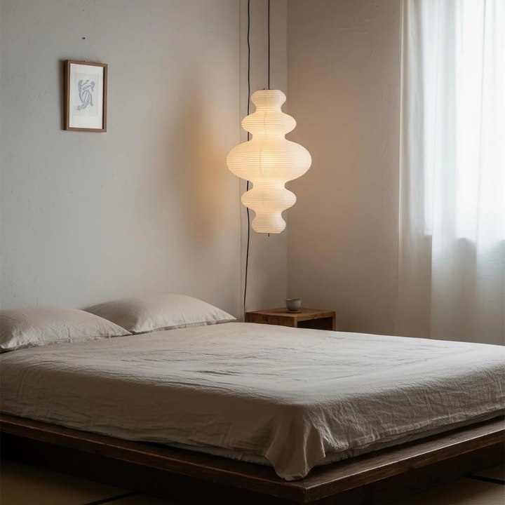 Colgante de techo Akari Juni en sala. Iluminación hogareña con diseño escandinavo y minimalista.
