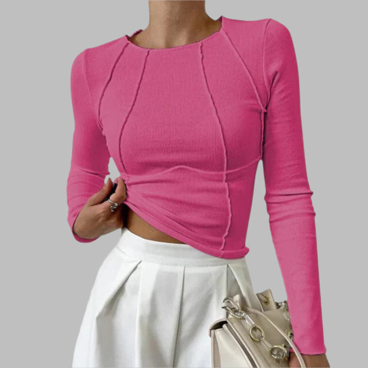 Primer plano de camiseta negra de manga larga para mujer. Diseño moderno, ajuste cómodo y tejido suave y duradero.