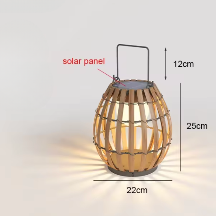 Detalle de lámpara solar de rattan, tejido artesanal. Ideal para iluminación rústica y decoración de jardín.