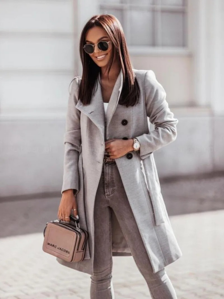 Trench de mujer slim fit, doble botonadura, diseño moderno y sofisticado para outwear de invierno.