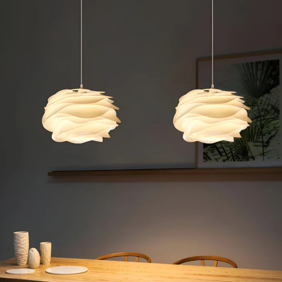 Lámpara colgante LED moderna con diseño de onda, ideal para decoración de hogar y comedor. Iluminación eficiente.