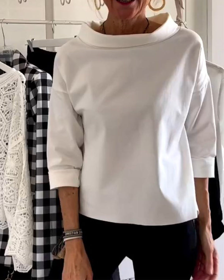 Blusa elegante de mujer con cuello alto, perfecta para un look sofisticado y atemporal.