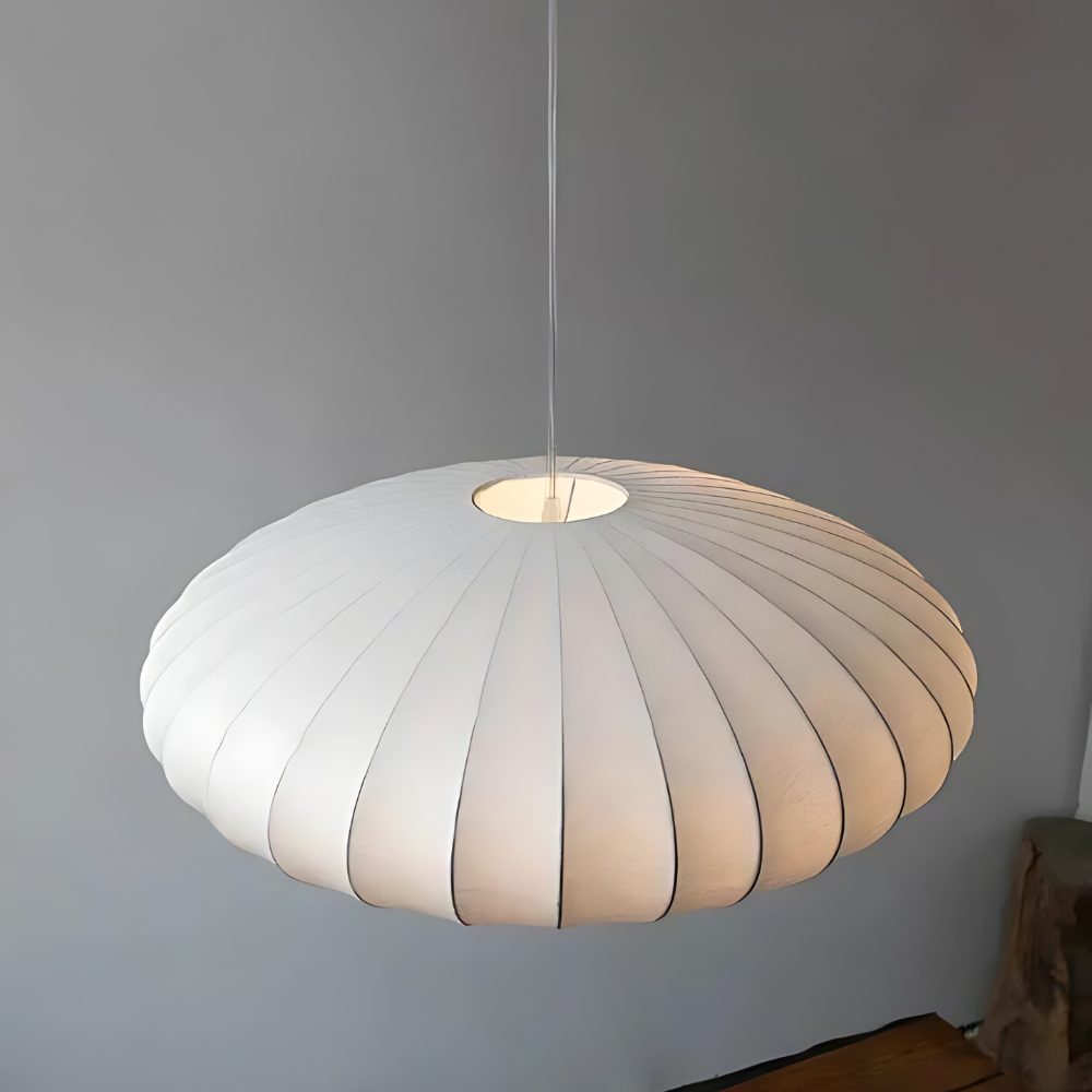 Diseño moderno de lámpara colgante de seda sintética, crea luz ambiente cálida para salones y dormitorios.
