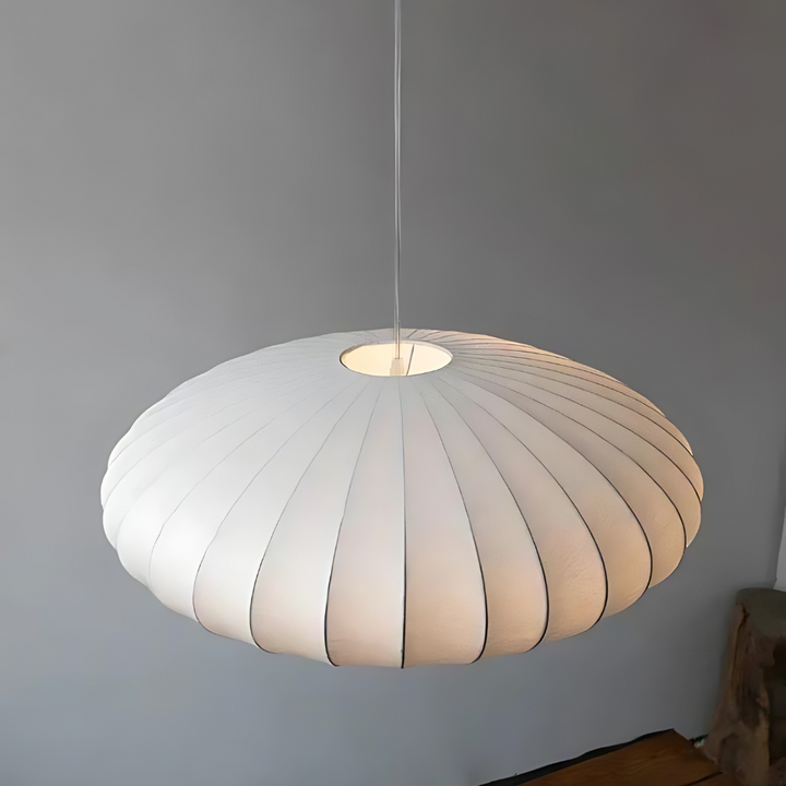 Diseño moderno de lámpara colgante de seda sintética, crea luz ambiente cálida para salones y dormitorios.