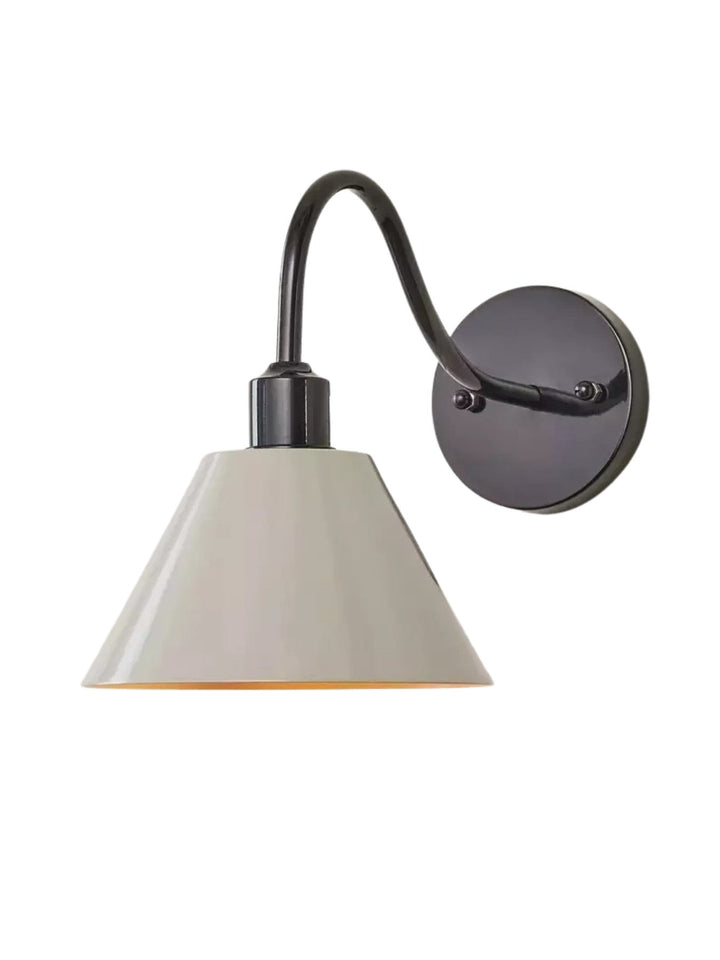 Lámpara de pared cónica, iluminación focal de diseño en latón.