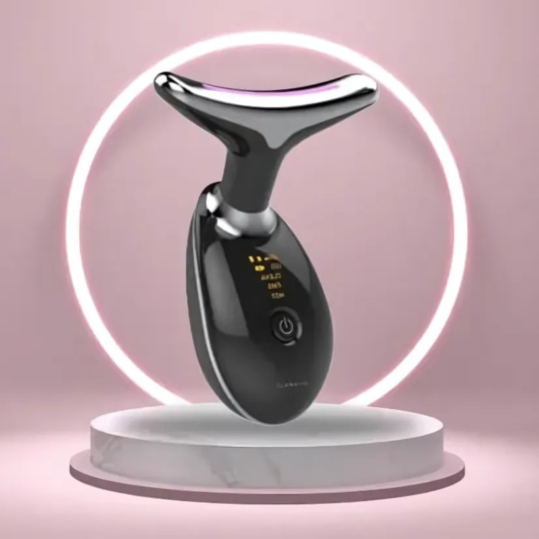 Mujer usando dispositivo masajeador facial anti-edad, aplicando tecnología EMS para firmeza y rejuvenecimiento.