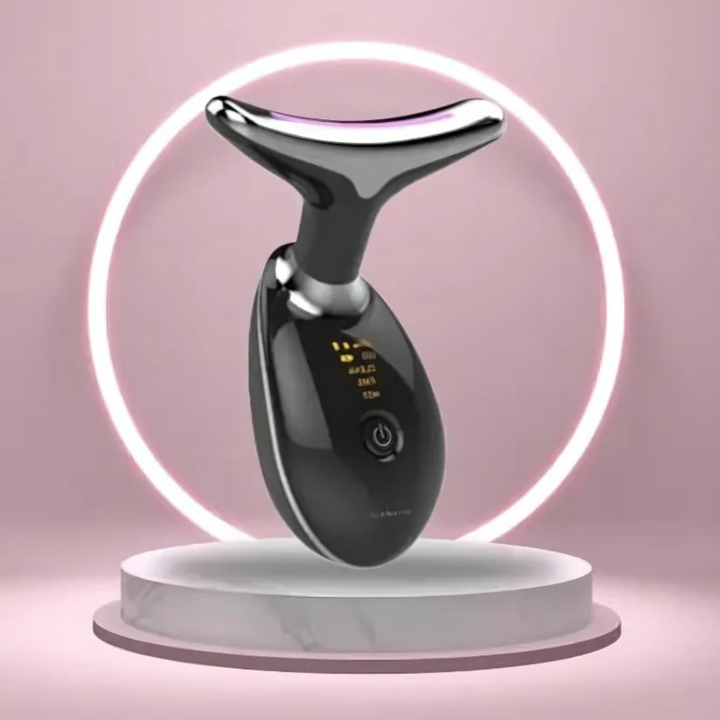 Mujer usando dispositivo masajeador facial anti-edad, aplicando tecnología EMS para firmeza y rejuvenecimiento.