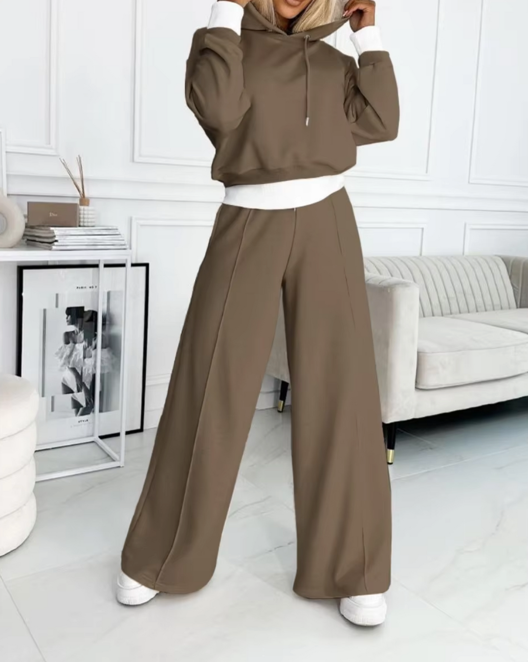 Detalle de conjunto de sudadera y pantalón ancho para mujer, prendas cómodas y de moda urbana actual.