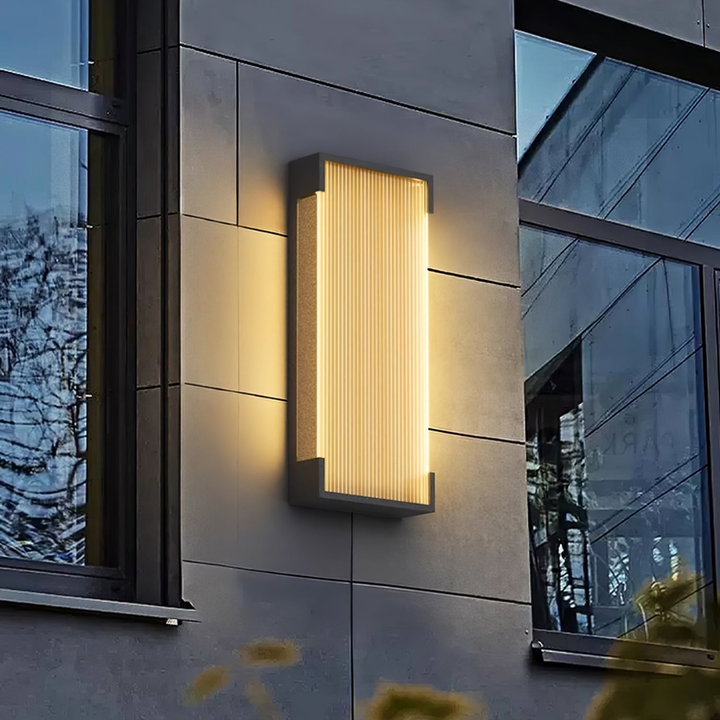 Luz de pared LED exterior IP65 en acero inoxidable, ideal para patio y balcón.