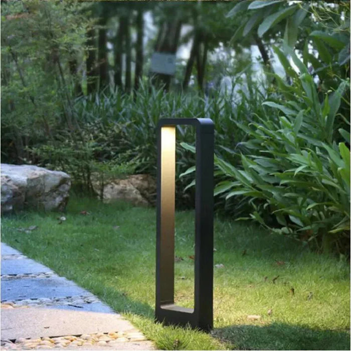 Lámpara de suelo LED de alta eficiencia energética. Ilumina tu jardín con diseño moderno y luz personalizable.