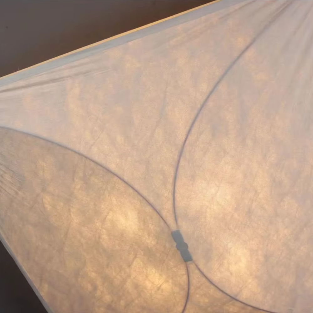 Luminaria minimalista tipo Kite, proporciona iluminación ambiental cálida y tenue.