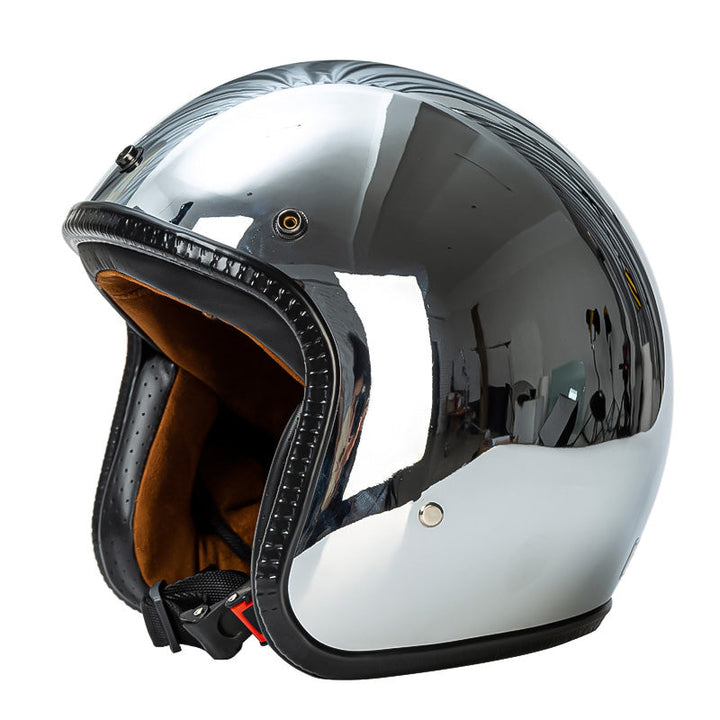 Casco motocicleta abierto 3/4 plateado, detalles retro, seguridad DOT, perfecto para viajes en chopper.
