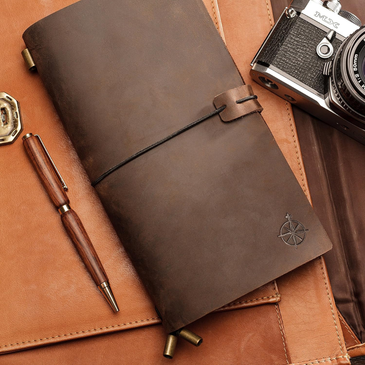 Libreta de cuero portátil y recargable para oficina o uso personal, con páginas para notas y escritura creativa.