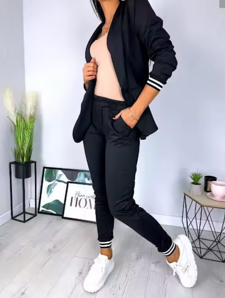 Conjunto dos piezas de blazer y pantalón de mujer, ropa versátil para estilo casual elegante o formal.