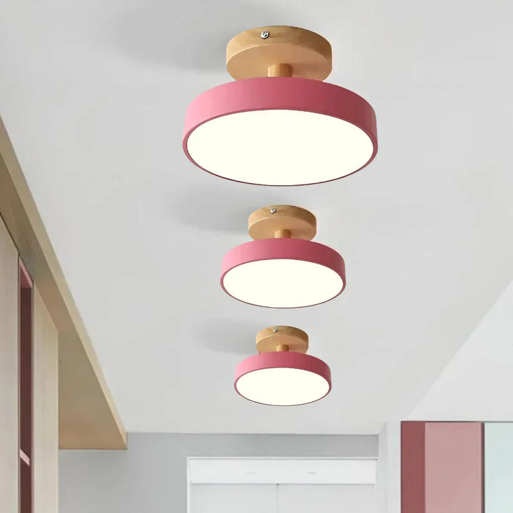 Lámpara de techo LED Aria en ambiente moderno, destaca su diseño compacto.