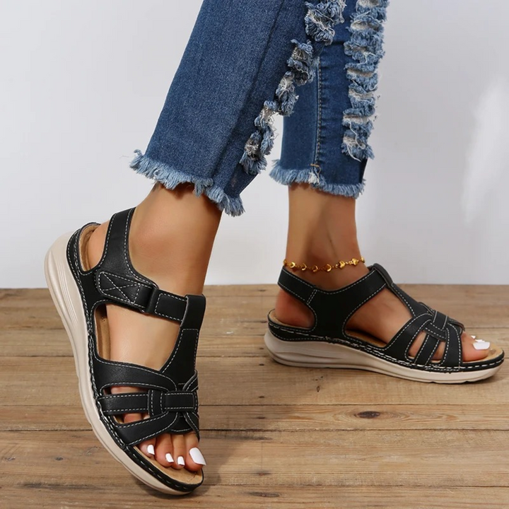 Sandalias de mujer negras y marrones con tacón grueso y cómodo, diseño moderno y elegante para el verano.