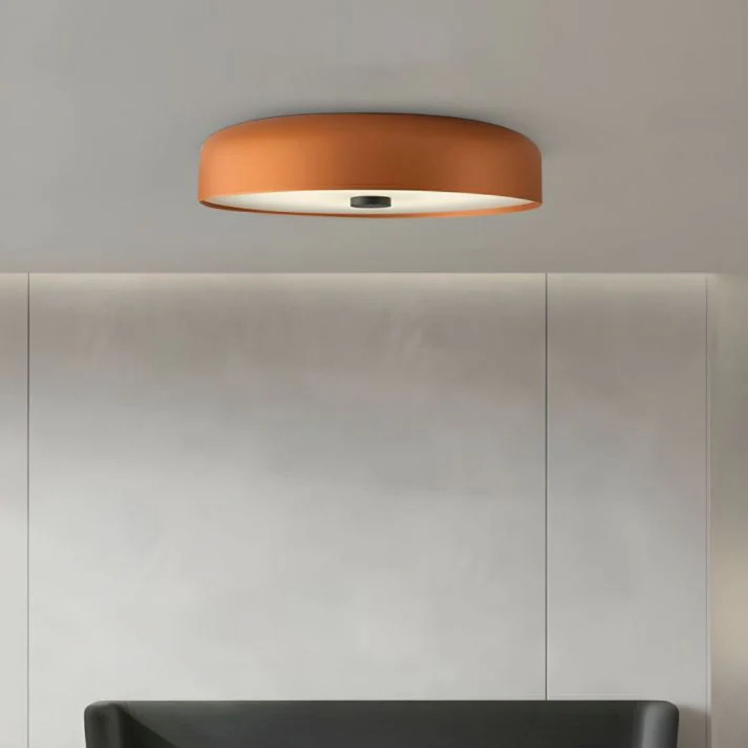 Vista de la lámpara de techo LED instalada, realzando la decoración con su diseño escandinavo y retro.
