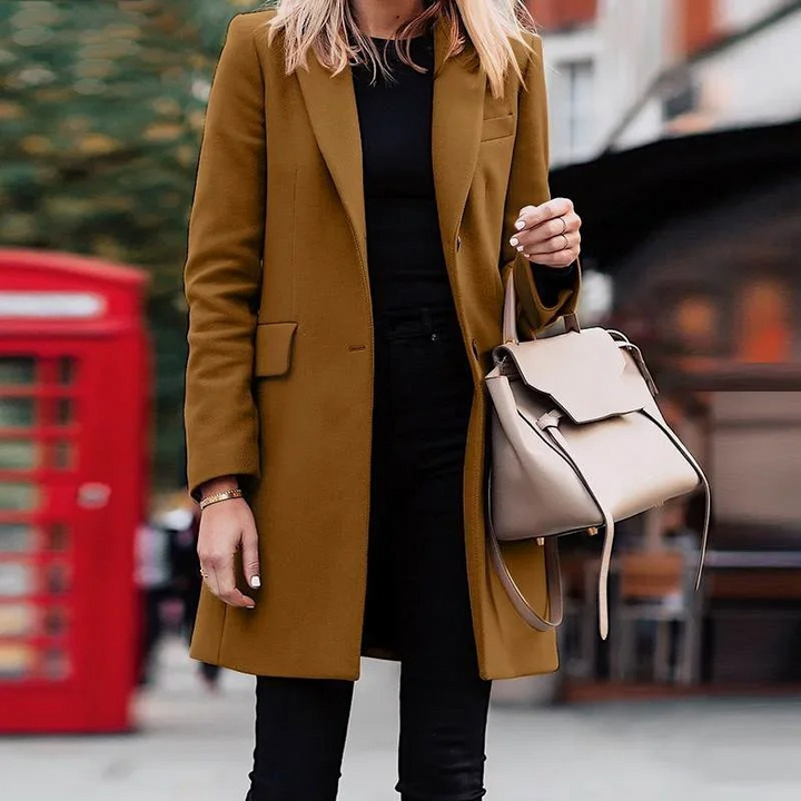Abrigo de invierno para mujer, entallado y elegante, con un solo botón. Moda atemporal y ropa de abrigo.