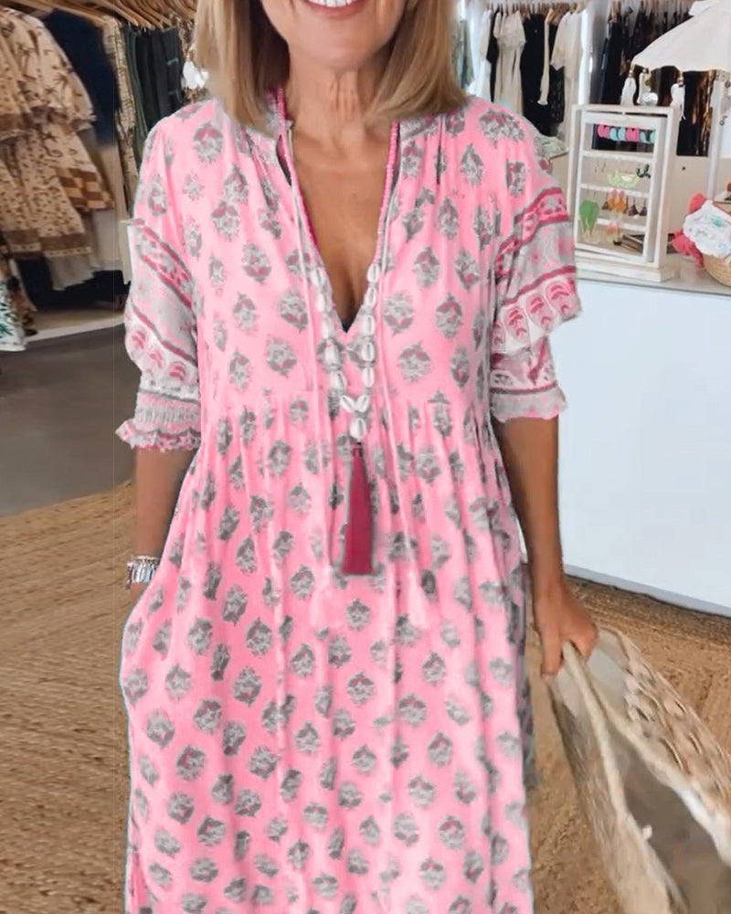 Vestido maxi de poliéster para mujer, estilo bohemio, capas y escote en V. Cómodo y chic.