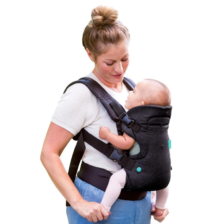 Padres disfrutan libertad de movimiento con portabebés ergonómico 4-en-1, ideal para excursiones.