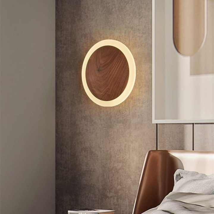 Aplique de pared LED moderno estilo escandinavo con base de madera. Iluminación interior decorativa para sala y dormitorio.