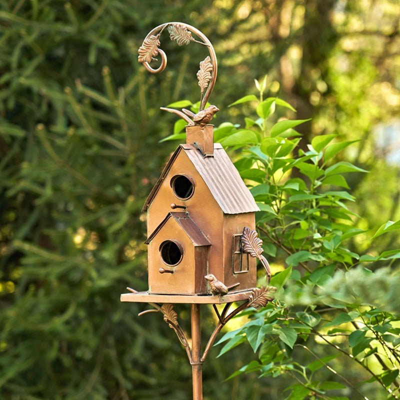 Estaca de jardín de metal forjado con diseño detallado de aves, decoración rústica exterior.
