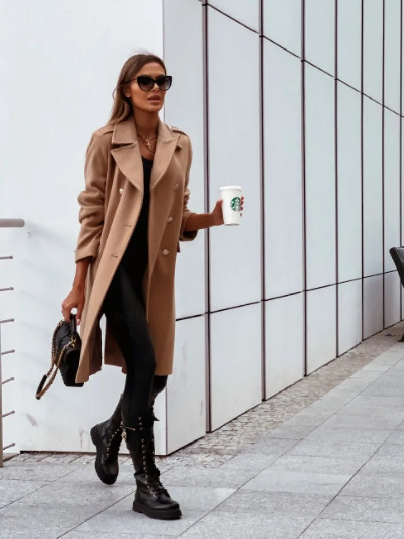 Moda invernal: abrigo de mujer slim fit, doble botonadura, diseño moderno y sofisticado.
