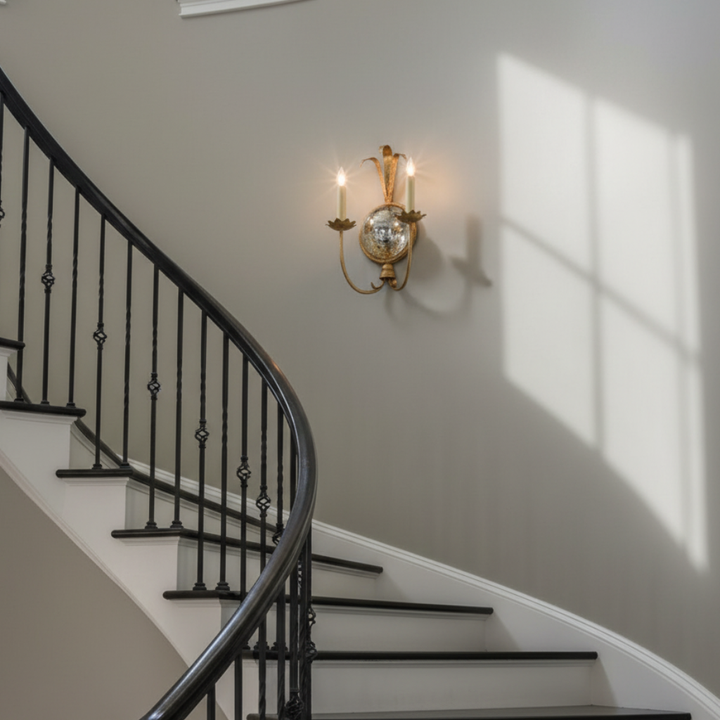 Aplique de pared con espejo y luces vela, acabado latón antiguo. Ideal para iluminación interior clásica.