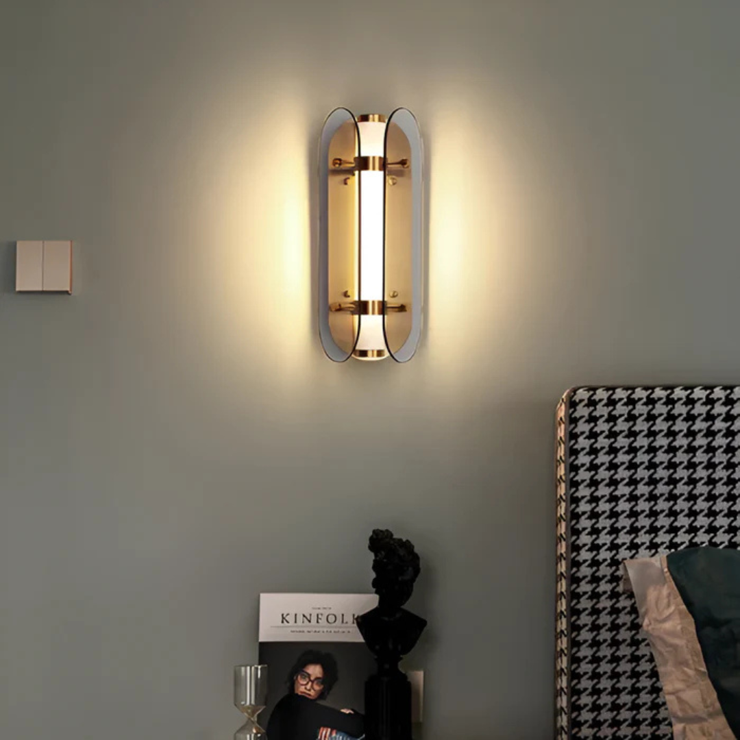 Aplique de vidrio LED con diseño contemporáneo, ofrece iluminación cálida y moderna para espacios residenciales.