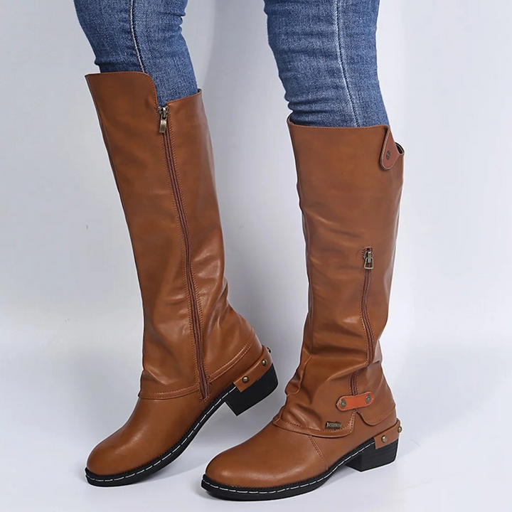 Botas mujer altas y ligeras. Detalle de botón metálico para un toque elegante. Ideales para el día a día.
