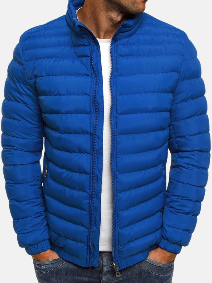 Chaqueta de hombre puffer para invierno. Ropa casual y cálida, perfecta para outfit diario y estilo moderno.