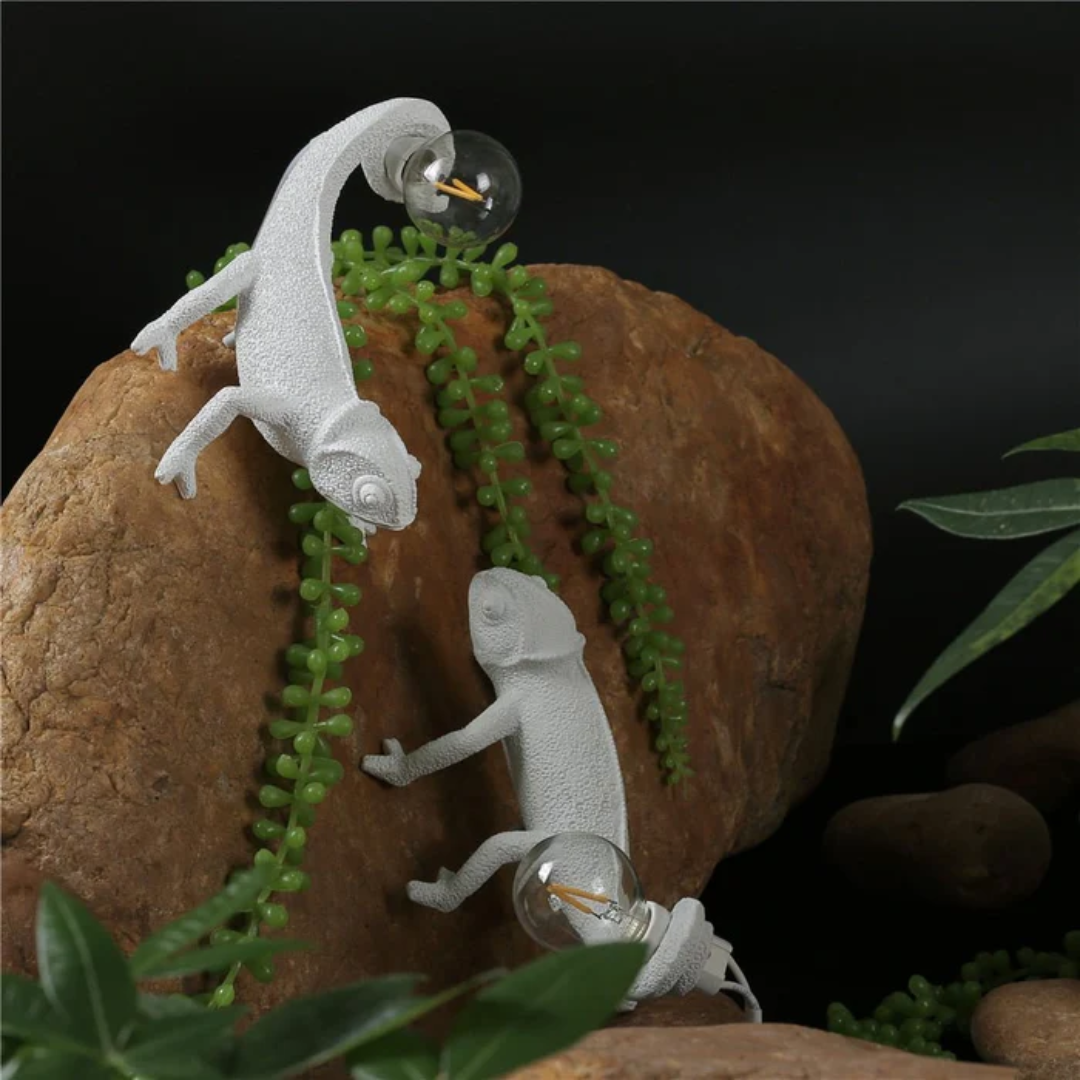 Primer plano de gecko esculpido en lámpara de mesa decorativa, toque artístico y único para tu hogar.