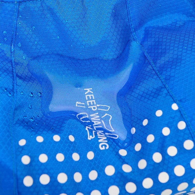 Mochila ligera de hidratación para aventura, con bolsa de agua de 2L. Perfecta para senderismo.