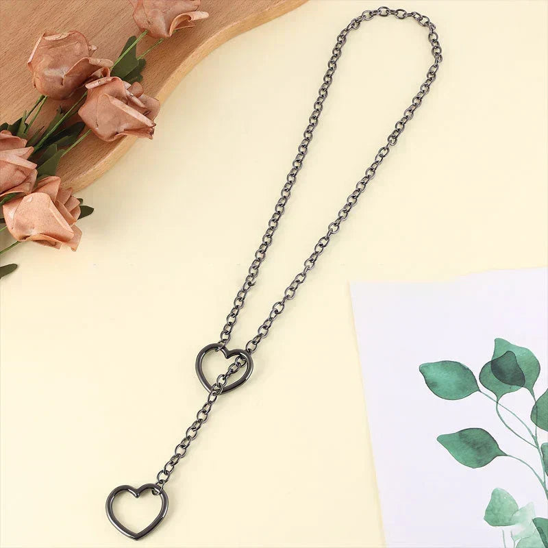 Collar punk gótico de corazón negro y cadena de plata. Joyería de declaración para mujer, accesorio de moda alternativo.