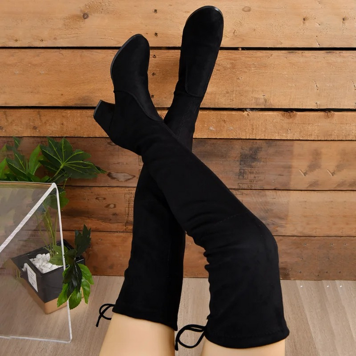 Botas overknee SOFIA negras, calzado de mujer versátil para crear looks de moda elegantes en invierno.
