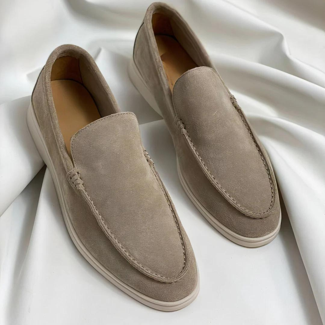 Diseño de mocasines de cuero para hombre, sin cordones, ofreciendo gran comodidad y estilo veraniego elegante.