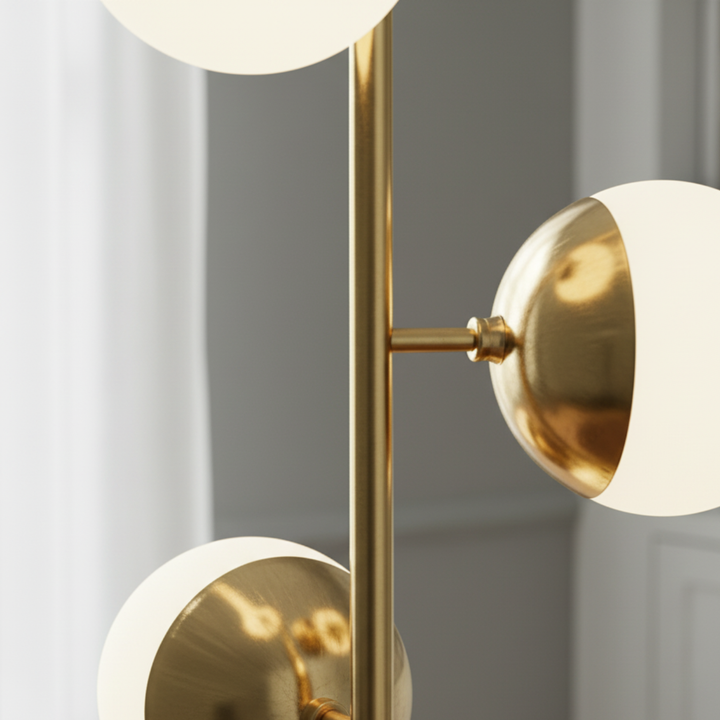 Luminaria dorada moderna para hogar, estilo nórdico, crea un ambiente elegante y cálido.