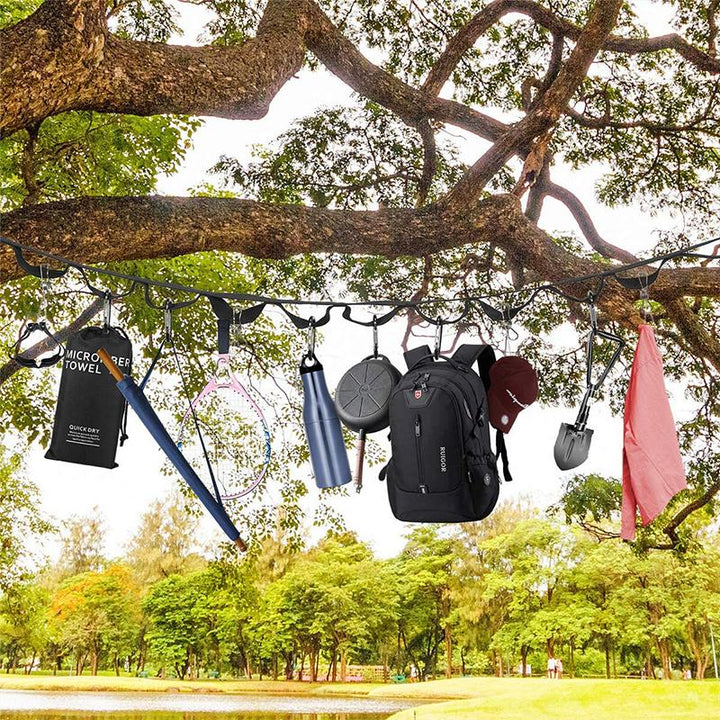 Detalle de cuerda colgante de camping con múltiples mosquetones para una fácil organización y almacenamiento de accesorios.
