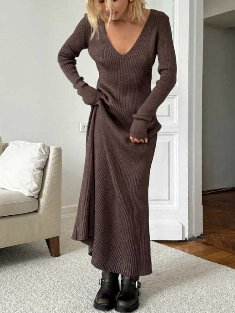 Vestido largo de punto acanalado negro con cuello V, prenda versátil y chic para la mujer moderna.