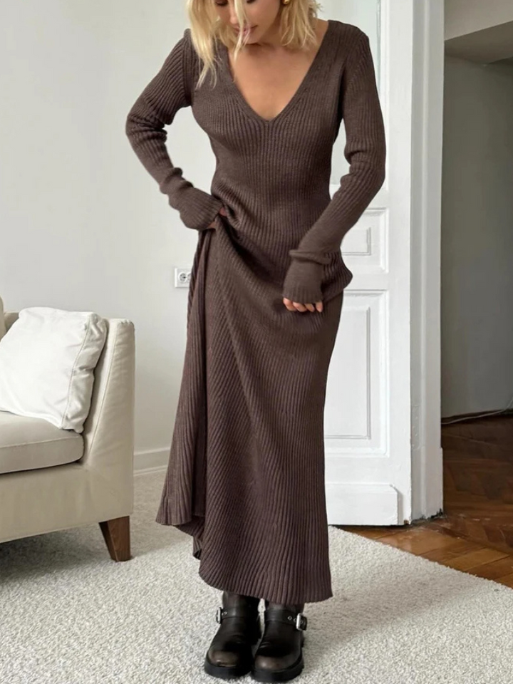 Vestido largo de punto acanalado negro con cuello V, prenda versátil y chic para la mujer moderna.