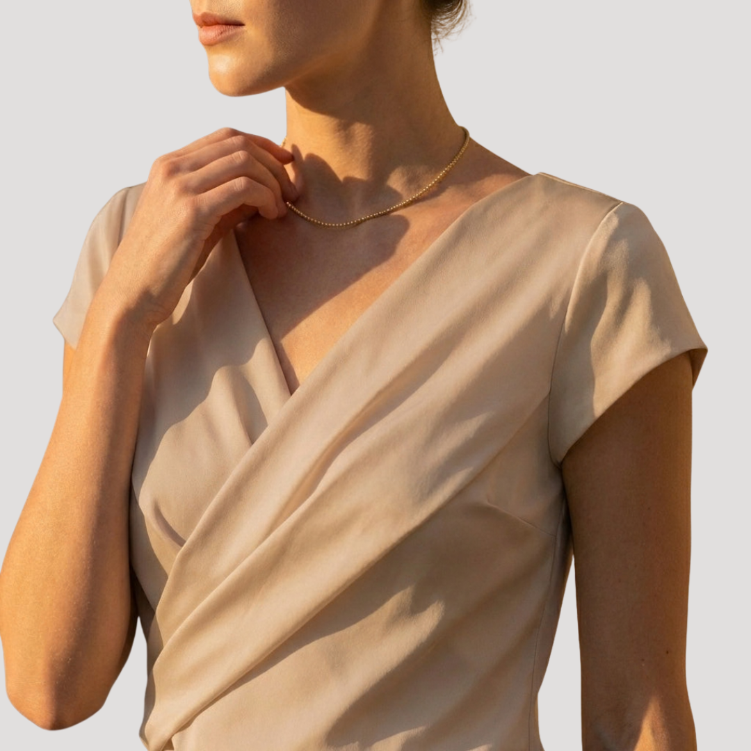 Top blusa de mujer estilo cruzado, escote V, manga corta. Prenda cómoda y chic para el verano.