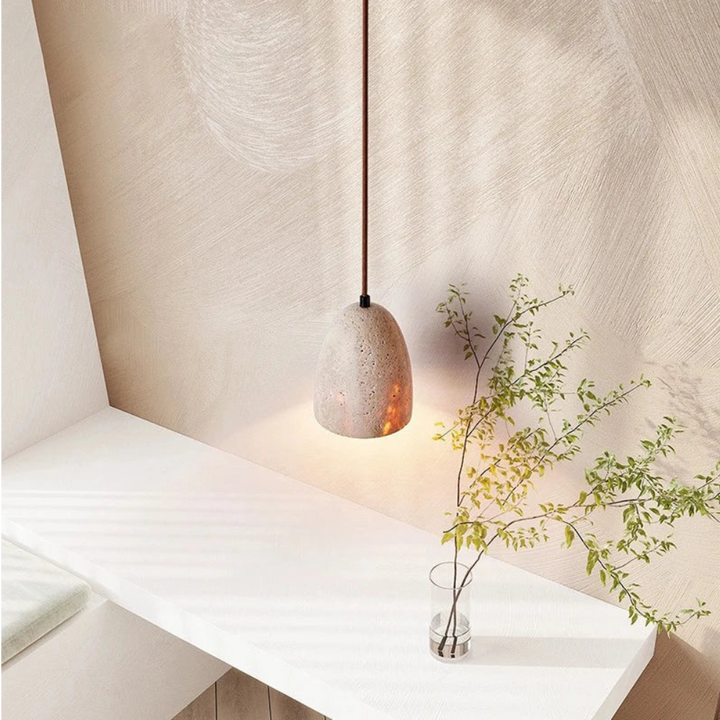 Lámpara colgante de piedra natural con altura ajustable, perfecta para una iluminación interior versátil.