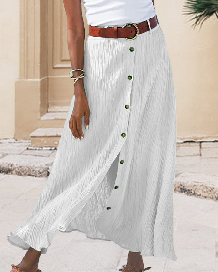 Look de moda con falda fluida con botones para mujer, ideal para días casuales o eventos.