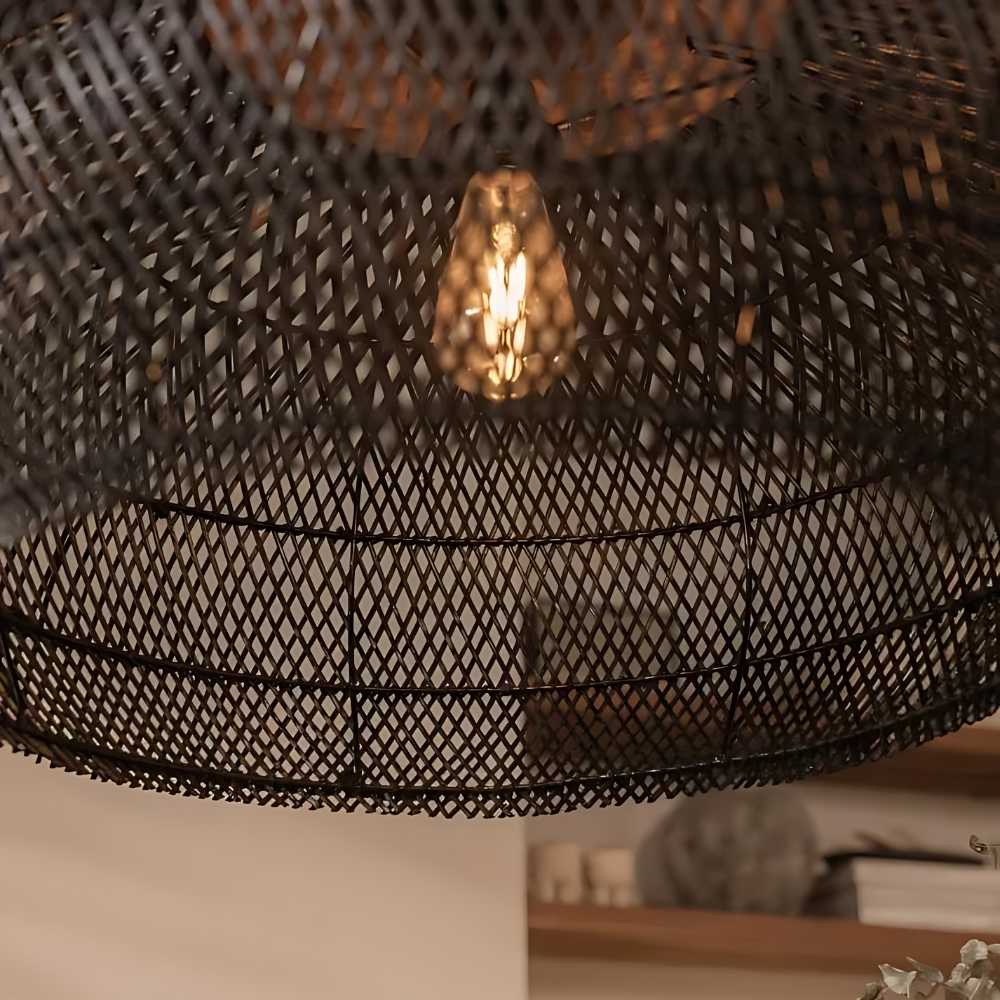 Decoración de hogar: lámpara colgante de ratán natural, estilo boho. Iluminación cálida y artesanal.
